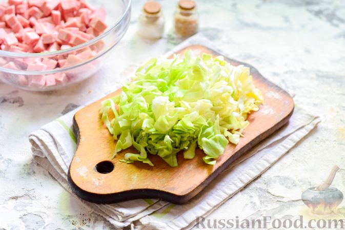 Фото приготовления рецепта: Салат из крабовых палочек с колбасой и капустой - шаг №3