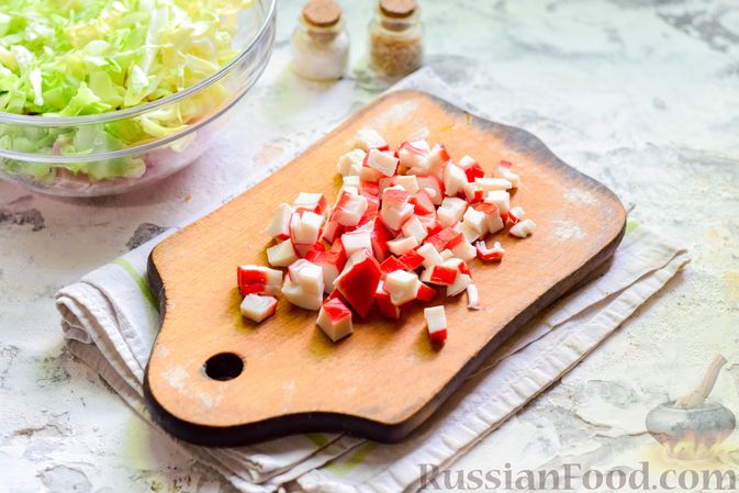 Фото приготовления рецепта: Салат из крабовых палочек с колбасой и капустой - шаг №4