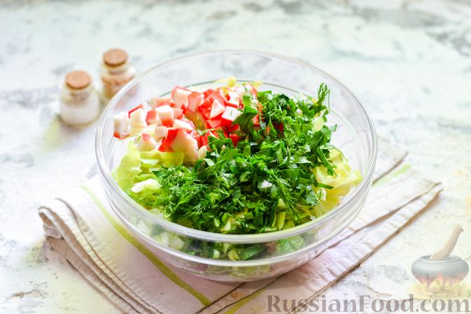 Фото приготовления рецепта: Салат из крабовых палочек с колбасой и капустой - шаг №6