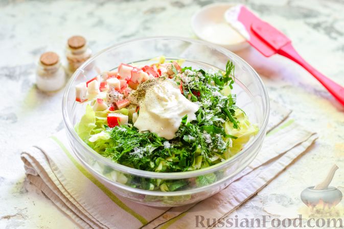 Фото приготовления рецепта: Салат из крабовых палочек с колбасой и капустой - шаг №7