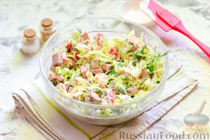 Фото приготовления рецепта: Салат из крабовых палочек с колбасой и капустой - шаг №8