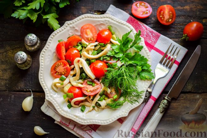 Фото к рецепту: Салат из кальмаров, с помидорами и зелёным луком