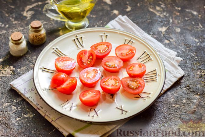Фото приготовления рецепта: Салат из кальмаров, с помидорами и зелёным луком - шаг №2