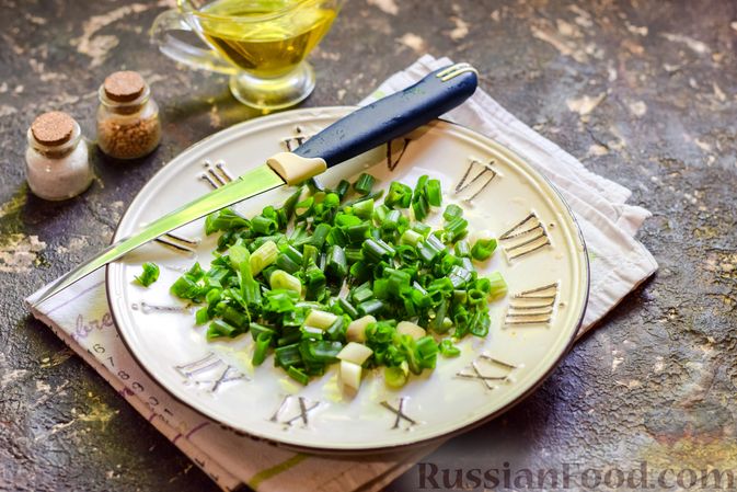 Фото приготовления рецепта: Салат из кальмаров, с помидорами и зелёным луком - шаг №3
