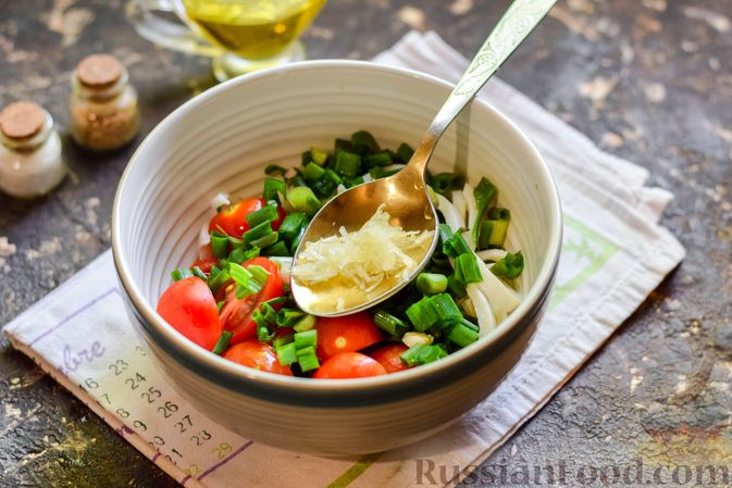 Фото приготовления рецепта: Салат из кальмаров, с помидорами и зелёным луком - шаг №6