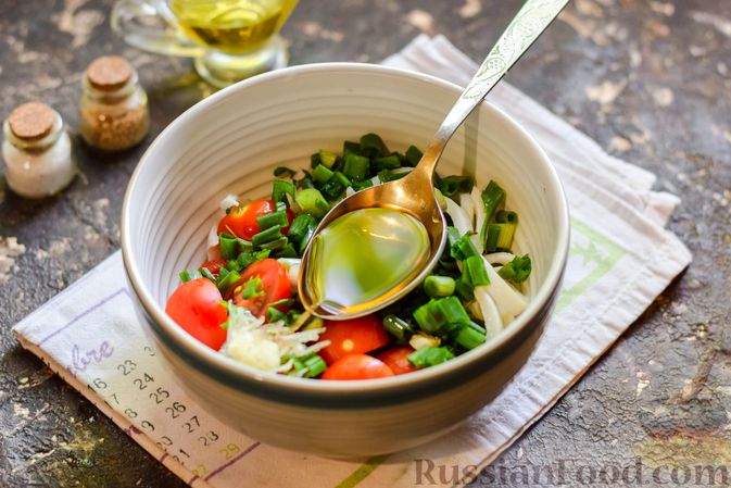 Фото приготовления рецепта: Салат из кальмаров, с помидорами и зелёным луком - шаг №7