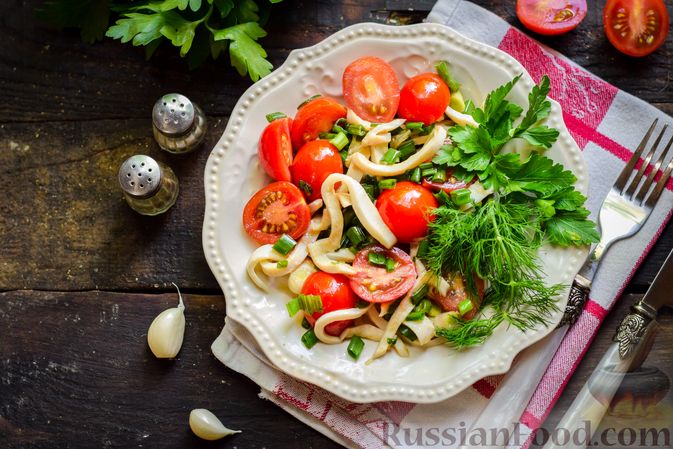 Фото приготовления рецепта: Салат из кальмаров, с помидорами и зелёным луком - шаг №9