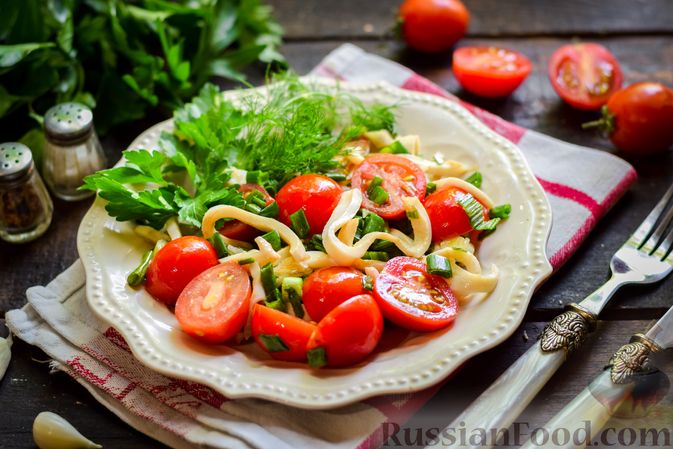Фото приготовления рецепта: Салат из кальмаров, с помидорами и зелёным луком - шаг №10