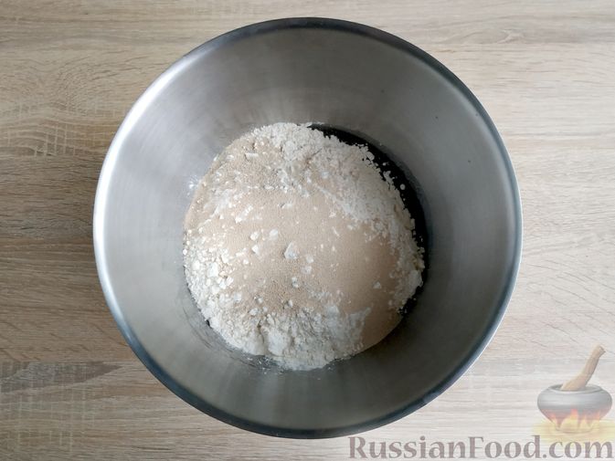Фото приготовления рецепта: Дрожжевые пирожки с картошкой и грибами - шаг №4