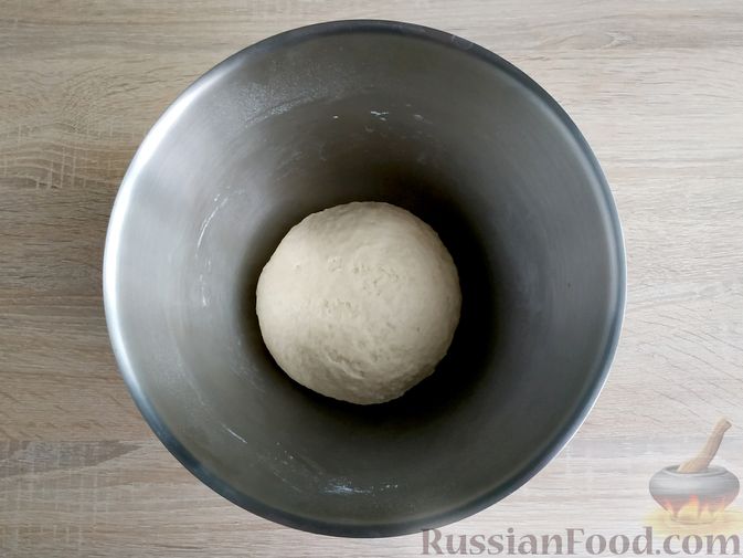 Фото приготовления рецепта: Дрожжевые пирожки с картошкой и грибами - шаг №5