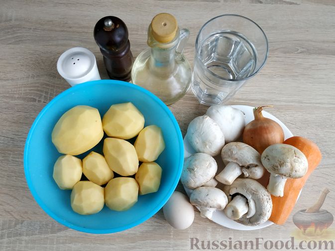 Фото приготовления рецепта: Дрожжевые пирожки с картошкой и грибами - шаг №2