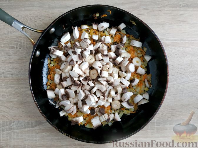 Фото приготовления рецепта: Дрожжевые пирожки с картошкой и грибами - шаг №11