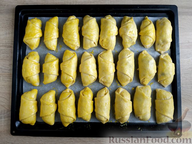 Фото приготовления рецепта: Дрожжевые пирожки с картошкой и грибами - шаг №26