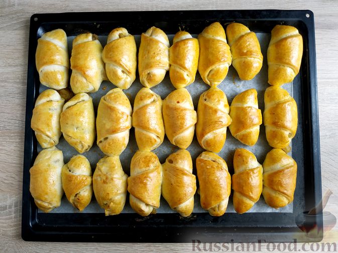 Фото приготовления рецепта: Дрожжевые пирожки с картошкой и грибами - шаг №27