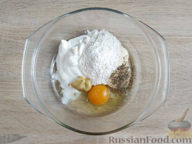 Фото приготовления рецепта: Заливной манный пирог на сметане, с курицей и капустой - шаг №9