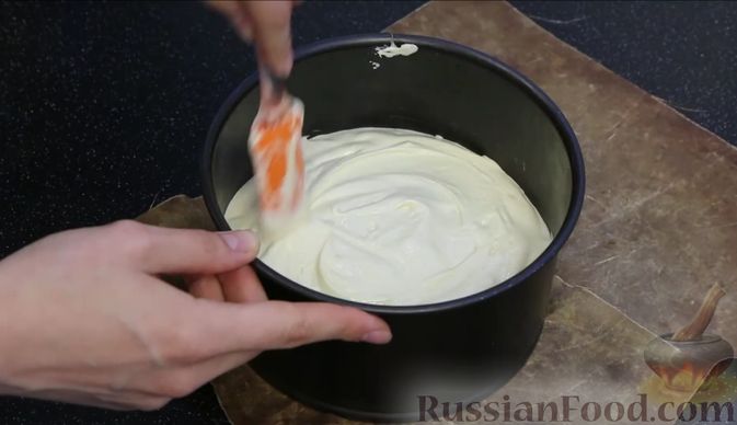 Фото приготовления рецепта: Бисквитный торт с заварным кремом и клубникой - шаг №7