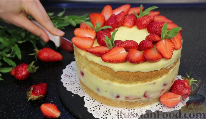 Фото приготовления рецепта: Бисквитный торт с заварным кремом и клубникой - шаг №24