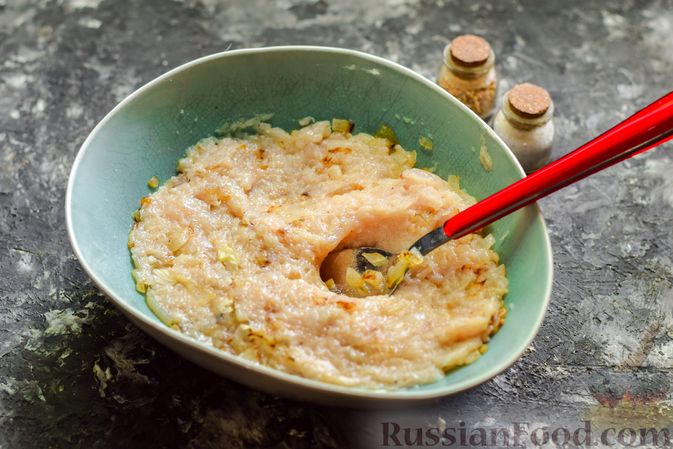 Фото приготовления рецепта: Рулет из омлета, запечённого с куриным фаршем, сыром и болгарским перцем - шаг №12