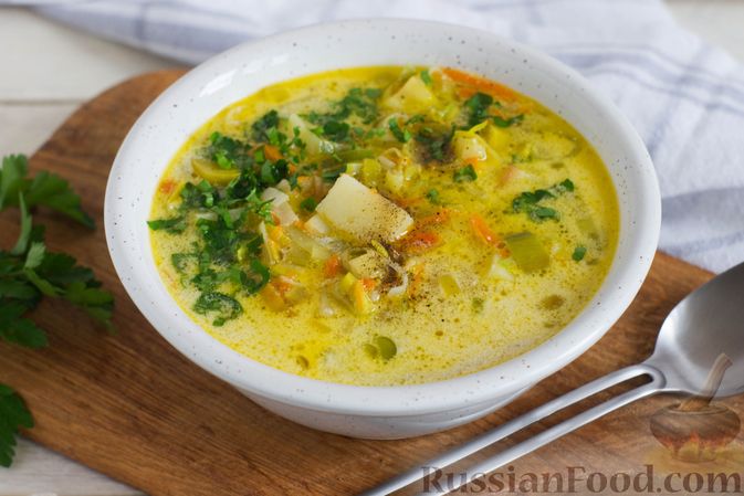 Фото к рецепту: Суп с жареным картофелем, луком-пореем и сметанно-мучной заправкой