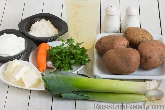 Фото приготовления рецепта: Суп с жареным картофелем, луком-пореем и сметанно-мучной заправкой - шаг №1
