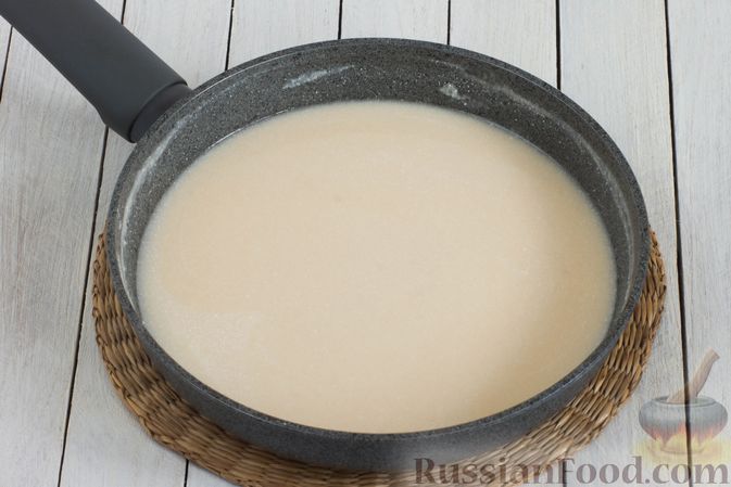 Фото приготовления рецепта: Суп с жареным картофелем, луком-пореем и сметанно-мучной заправкой - шаг №8