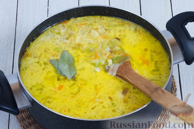 Фото приготовления рецепта: Суп с жареным картофелем, луком-пореем и сметанно-мучной заправкой - шаг №11
