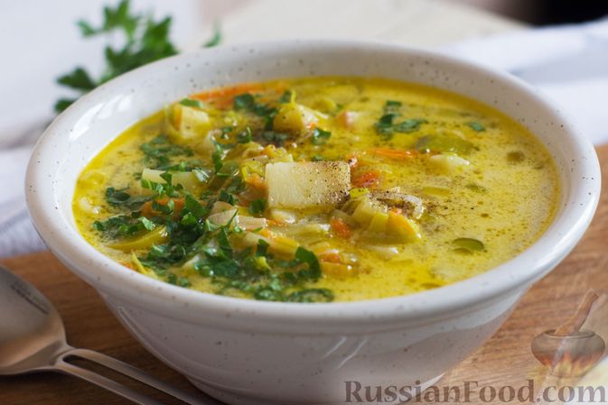 Фото приготовления рецепта: Суп с жареным картофелем, луком-пореем и сметанно-мучной заправкой - шаг №12
