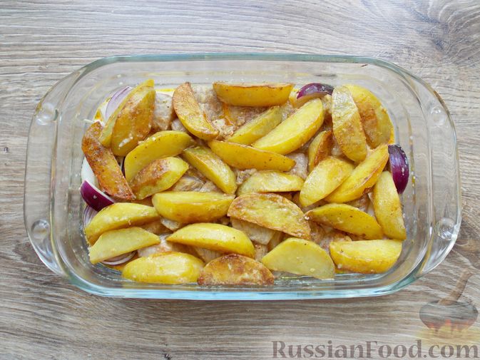 Фото приготовления рецепта: Свинина, запечённая в сливках, с картофелем и луком - шаг №11