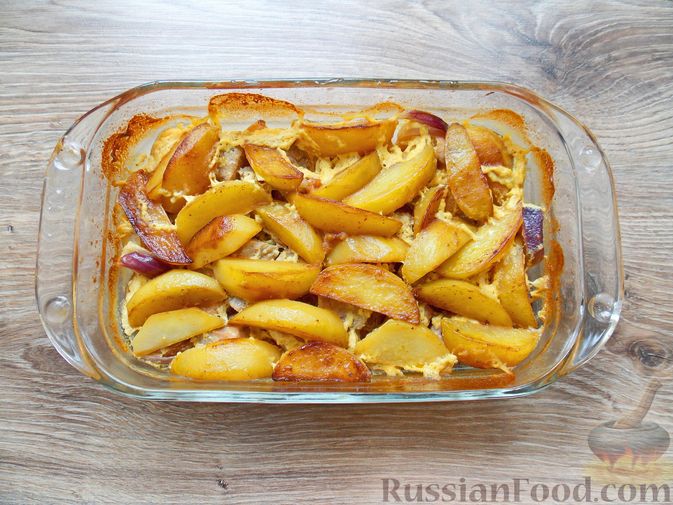 Фото приготовления рецепта: Свинина, запечённая в сливках, с картофелем и луком - шаг №13