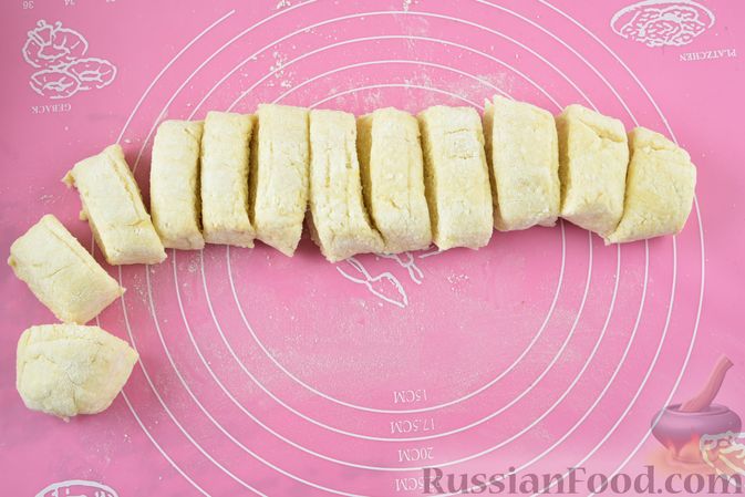 Фото приготовления рецепта: Творожные булочки с бананом и шоколадом - шаг №6