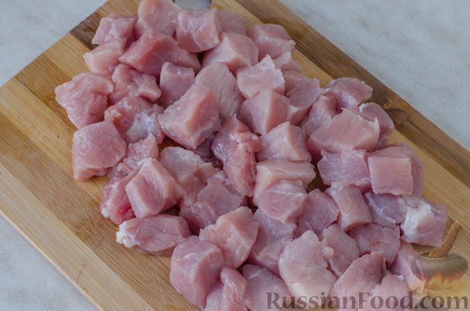 Фото приготовления рецепта: Капуста, тушенная с мясом и изюмом - шаг №2