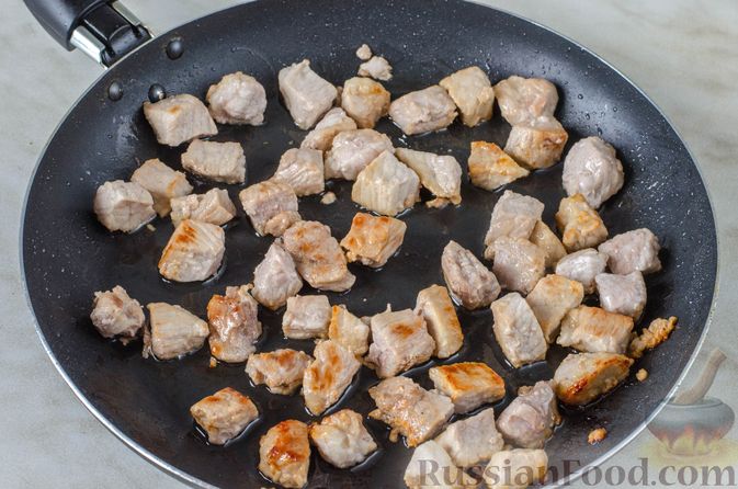 Фото приготовления рецепта: Капуста, тушенная с мясом и изюмом - шаг №3