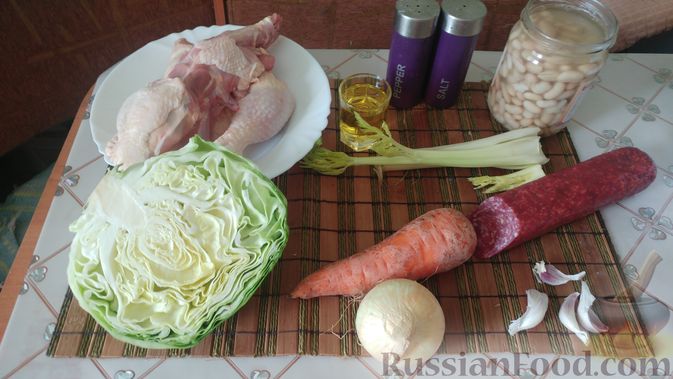 Фото приготовления рецепта: Фасолевый суп на курином бульоне, с капустой и копчёностями - шаг №1