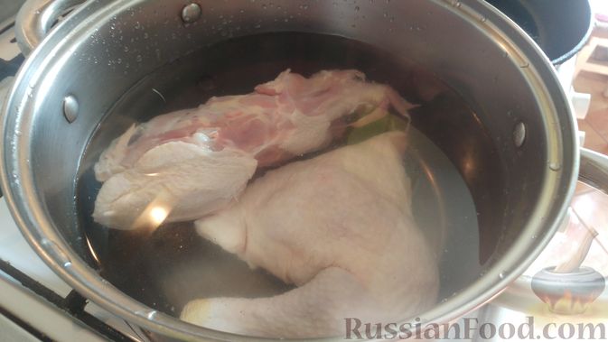 Фото приготовления рецепта: Фасолевый суп на курином бульоне, с капустой и копчёностями - шаг №2