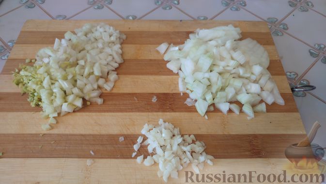 Фото приготовления рецепта: Фасолевый суп на курином бульоне, с капустой и копчёностями - шаг №5