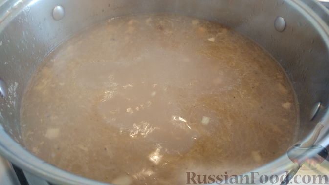 Фото приготовления рецепта: Фасолевый суп на курином бульоне, с капустой и копчёностями - шаг №10