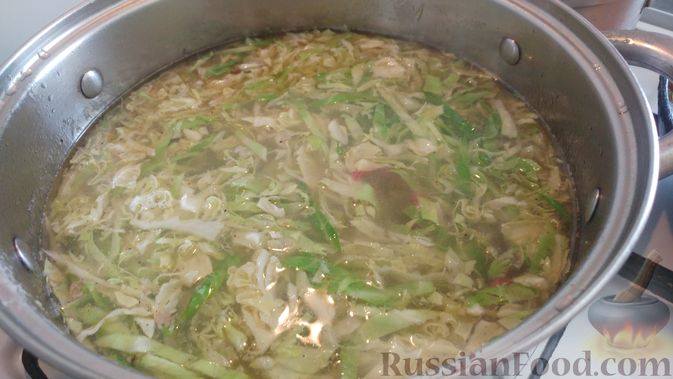Фото приготовления рецепта: Фасолевый суп на курином бульоне, с капустой и копчёностями - шаг №12