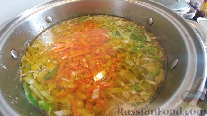 Фото приготовления рецепта: Фасолевый суп на курином бульоне, с капустой и копчёностями - шаг №13