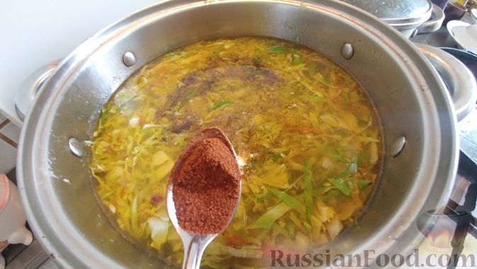 Фото приготовления рецепта: Фасолевый суп на курином бульоне, с капустой и копчёностями - шаг №14
