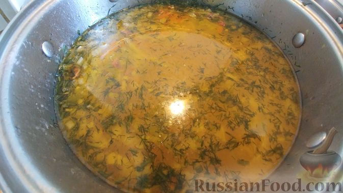 Фото приготовления рецепта: Фасолевый суп на курином бульоне, с капустой и копчёностями - шаг №15