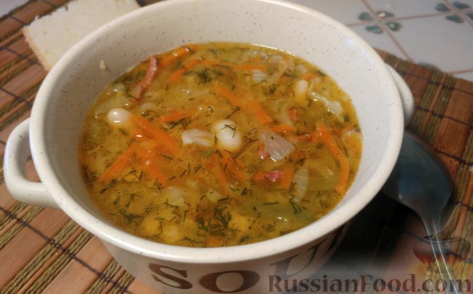 Фото приготовления рецепта: Фасолевый суп на курином бульоне, с капустой и копчёностями - шаг №16