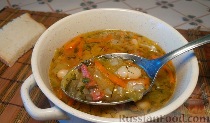 Фото к рецепту: Фасолевый суп на курином бульоне, с капустой и копчёностями