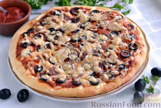 Фото к рецепту: Быстрая пицца с колбасой и сыром
