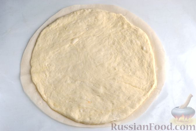 Фото приготовления рецепта: Быстрая пицца с колбасой и сыром - шаг №9