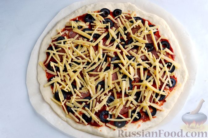 Фото приготовления рецепта: Быстрая пицца с колбасой и сыром - шаг №12