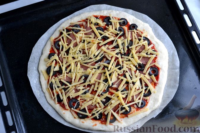 Фото приготовления рецепта: Быстрая пицца с колбасой и сыром - шаг №13
