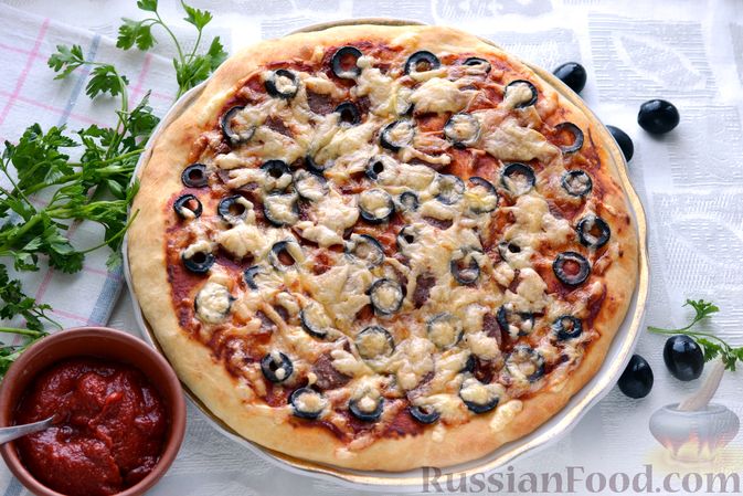 Фото приготовления рецепта: Быстрая пицца с колбасой и сыром - шаг №16