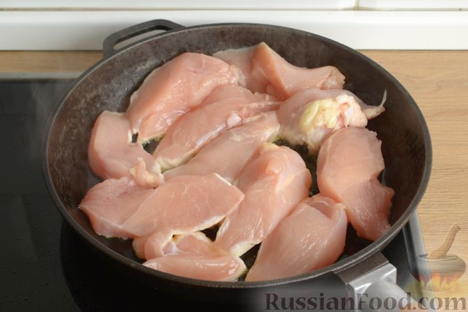 Фото приготовления рецепта: Куриное филе, запечённое с помидорами черри и шпинатом - шаг №3
