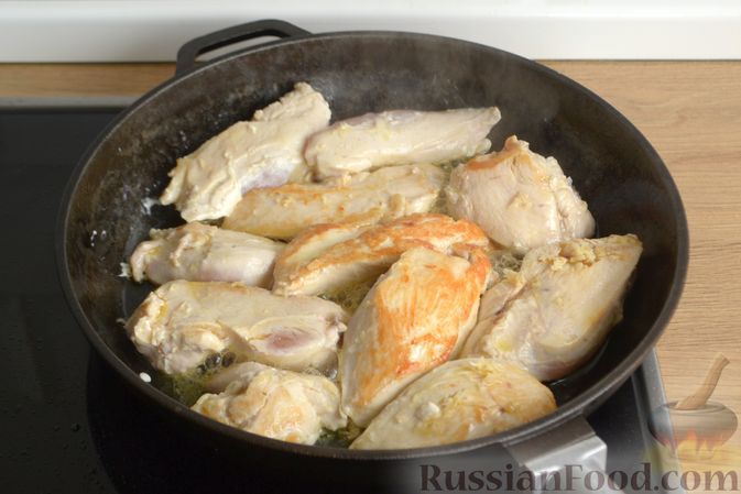 Фото приготовления рецепта: Куриное филе, запечённое с помидорами черри и шпинатом - шаг №4