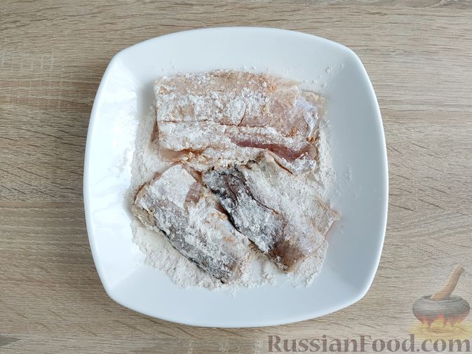 Фото приготовления рецепта: Рыба, запечённая с овощами и консервированной фасолью - шаг №5